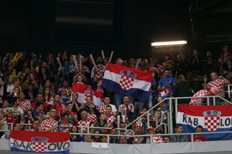ATMOSFERA U ARENI JE PAKLENA! Uvjerite se, s ovakvim navijačima Hrvatska ne može izgubiti