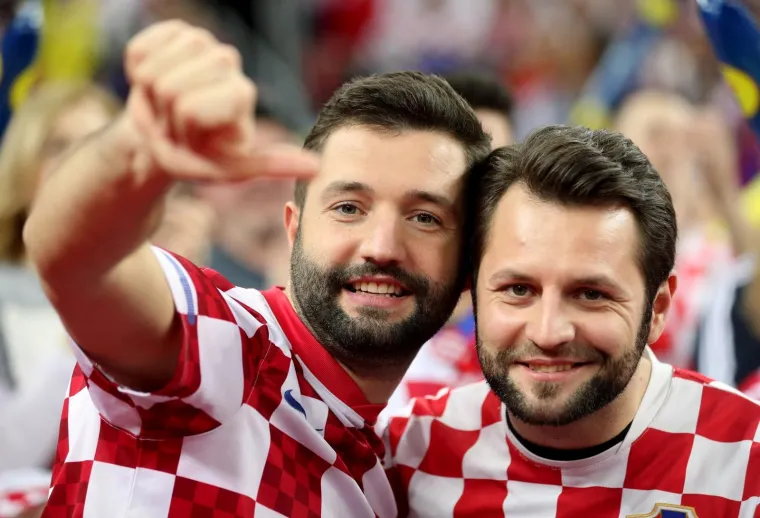ATMOSFERA U ARENI JE PAKLENA! Uvjerite se, s ovakvim navijačima Hrvatska ne može izgubiti