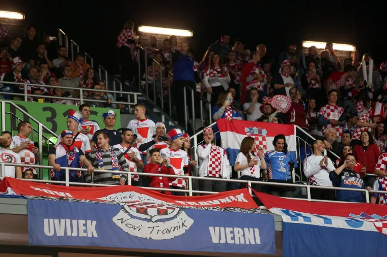 ATMOSFERA U ARENI JE PAKLENA! Uvjerite se, s ovakvim navijačima Hrvatska ne može izgubiti