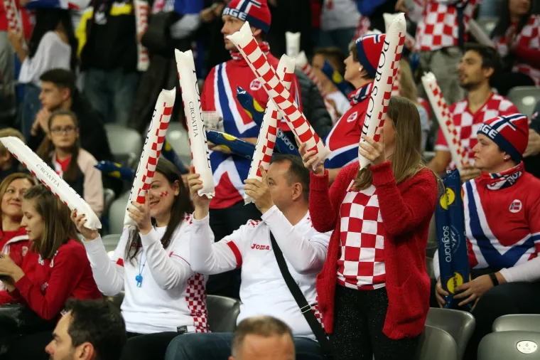 ATMOSFERA U ARENI JE PAKLENA! Uvjerite se, s ovakvim navijačima Hrvatska ne može izgubiti