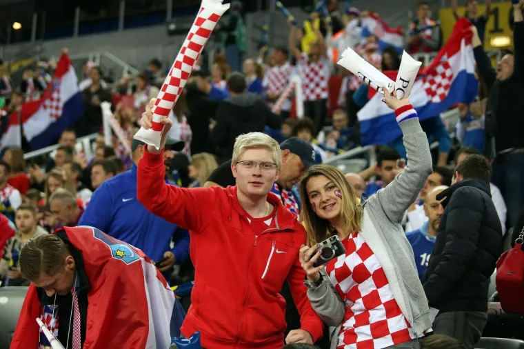 ATMOSFERA U ARENI JE PAKLENA! Uvjerite se, s ovakvim navijačima Hrvatska ne može izgubiti