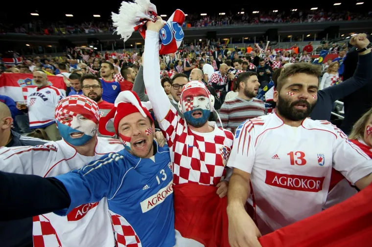 ATMOSFERA U ARENI JE PAKLENA! Uvjerite se, s ovakvim navijačima Hrvatska ne može izgubiti