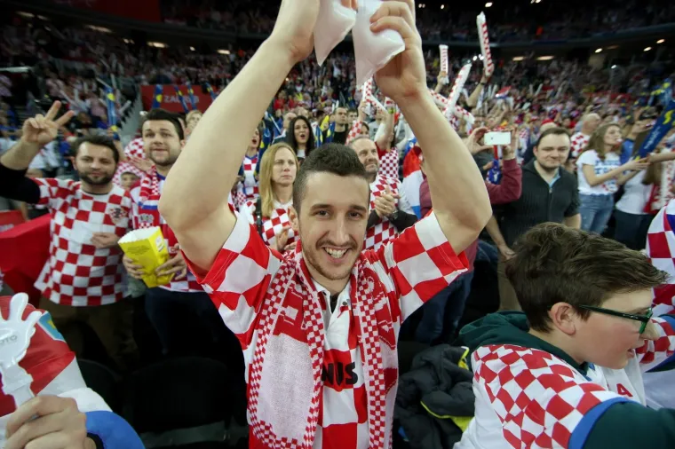 ATMOSFERA U ARENI JE PAKLENA! Uvjerite se, s ovakvim navijačima Hrvatska ne može izgubiti