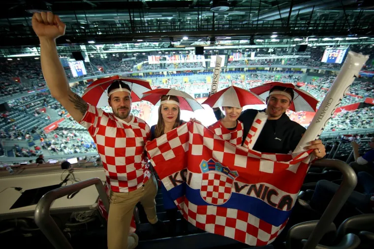 ATMOSFERA U ARENI JE PAKLENA! Uvjerite se, s ovakvim navijačima Hrvatska ne može izgubiti