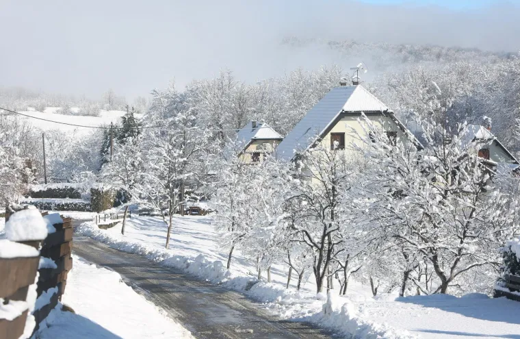 Plitvice i okolicu zabijelilo je desetak centimetara snijega.