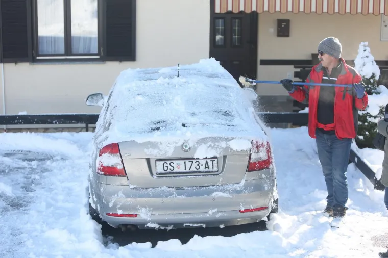 KAKVA RAZLIKA U VREMENU: Na Plitvicama palo desetak centimetara snijega, a na osunčanim Bačvicama se igrao picigin