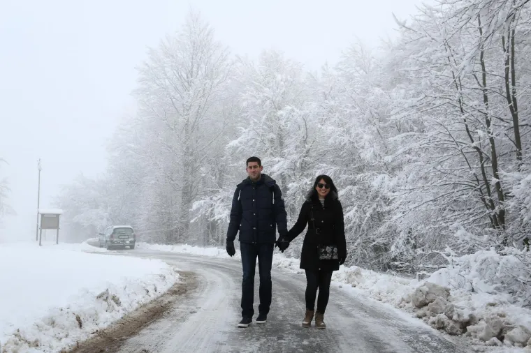 KAKVA RAZLIKA U VREMENU: Na Plitvicama palo desetak centimetara snijega, a na osunčanim Bačvicama se igrao picigin