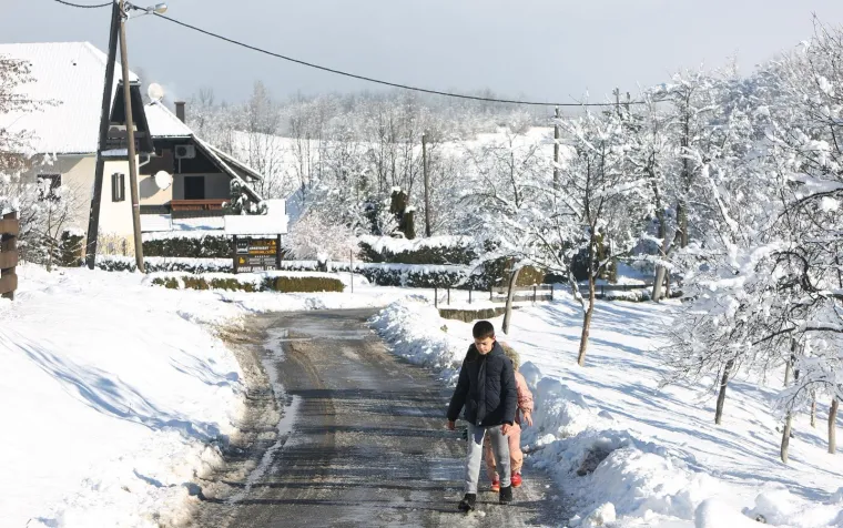 KAKVA RAZLIKA U VREMENU: Na Plitvicama palo desetak centimetara snijega, a na osunčanim Bačvicama se igrao picigin