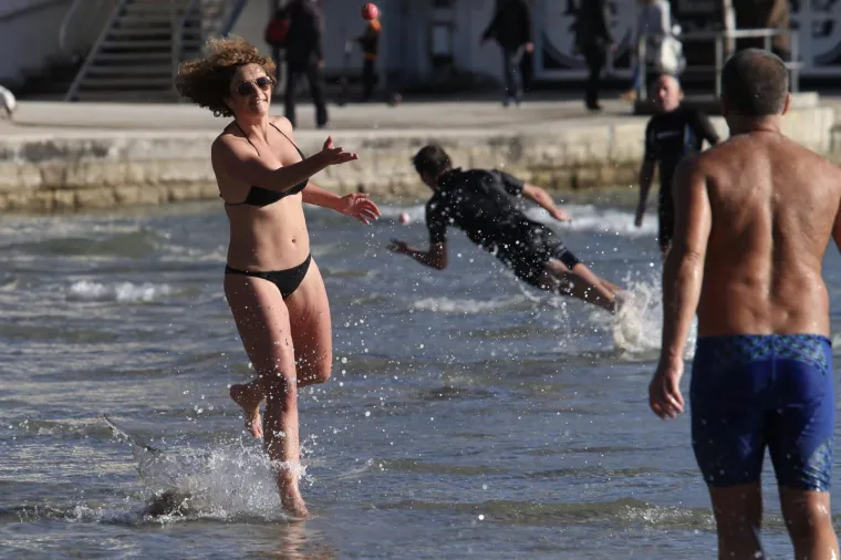 KAKVA RAZLIKA U VREMENU: Na Plitvicama palo desetak centimetara snijega, a na osunčanim Bačvicama se igrao picigin