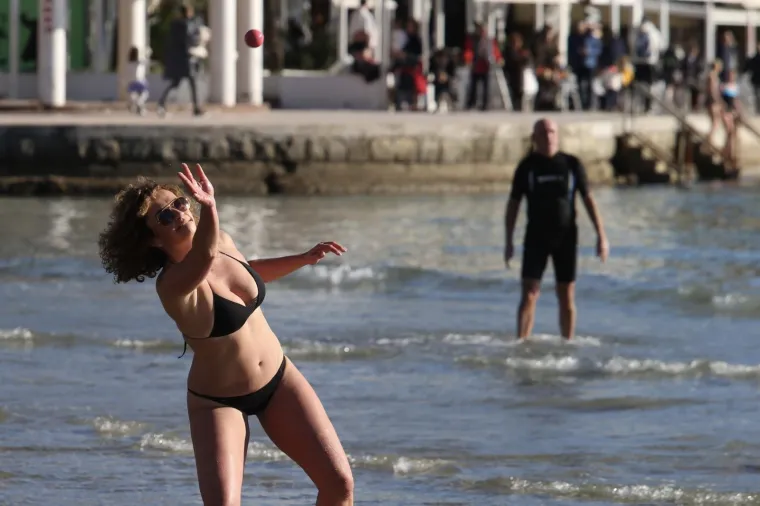 KAKVA RAZLIKA U VREMENU: Na Plitvicama palo desetak centimetara snijega, a na osunčanim Bačvicama se igrao picigin