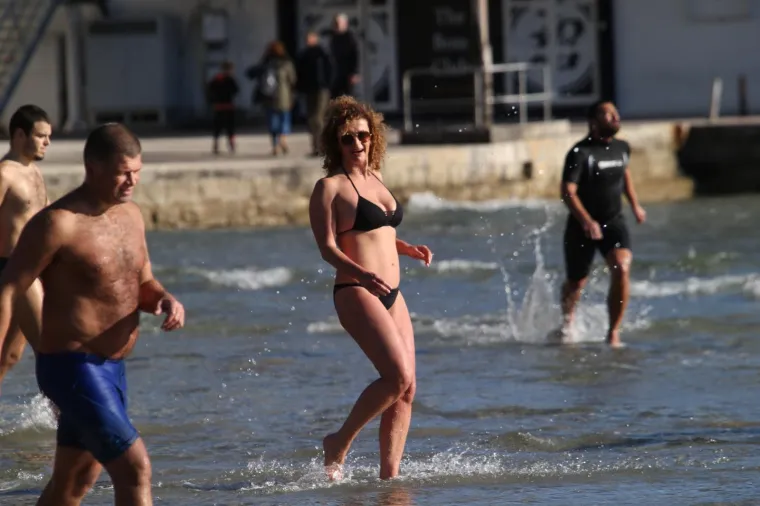 KAKVA RAZLIKA U VREMENU: Na Plitvicama palo desetak centimetara snijega, a na osunčanim Bačvicama se igrao picigin