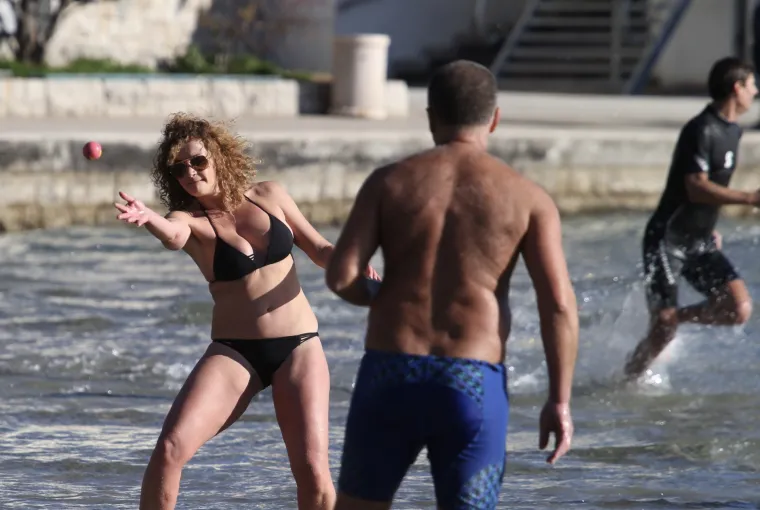 Nema zime za Splićane: usred siječnja zaigrali picigin na Bačvicama, a među najhrabrijima na&scaron;la se i jedna djevojka