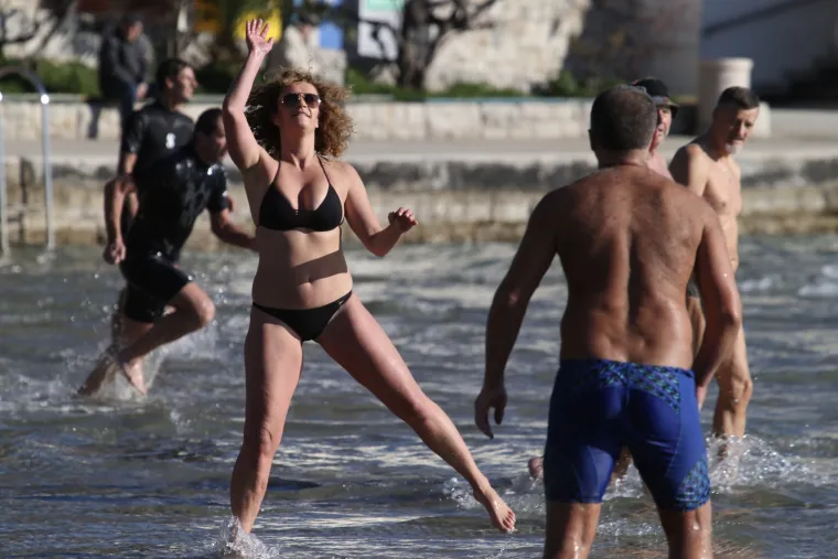 Nema zime za Splićane: usred siječnja zaigrali picigin na Bačvicama, a među najhrabrijima na&scaron;la se i jedna djevojka