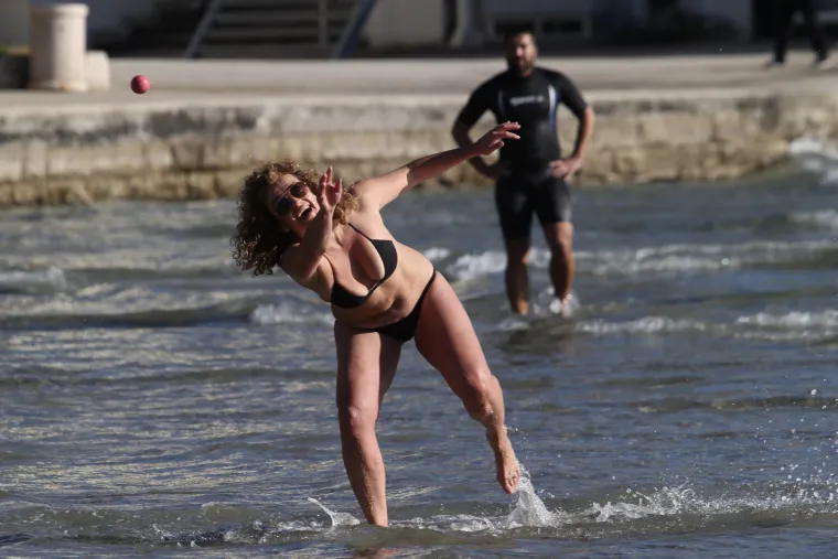 Nema zime za Splićane: usred siječnja zaigrali picigin na Bačvicama, a među najhrabrijima na&scaron;la se i jedna djevojka