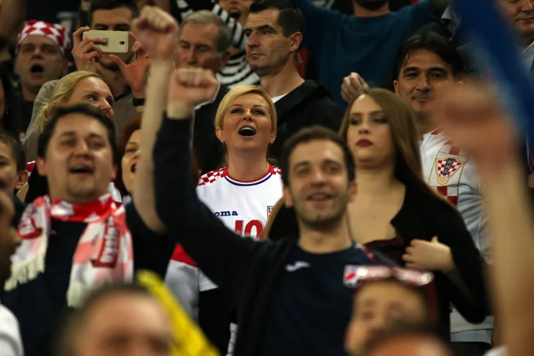 Predsjednica Kolinda Grabar-Kitarović i Zlatko Dalić s trbine bodrili hrvatske rukometa&scaron;e