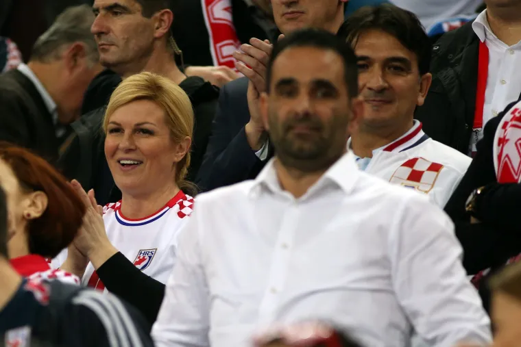 Predsjednica Kolinda Grabar-Kitarović i Zlatko Dalić s trbine bodrili hrvatske rukometa&scaron;e