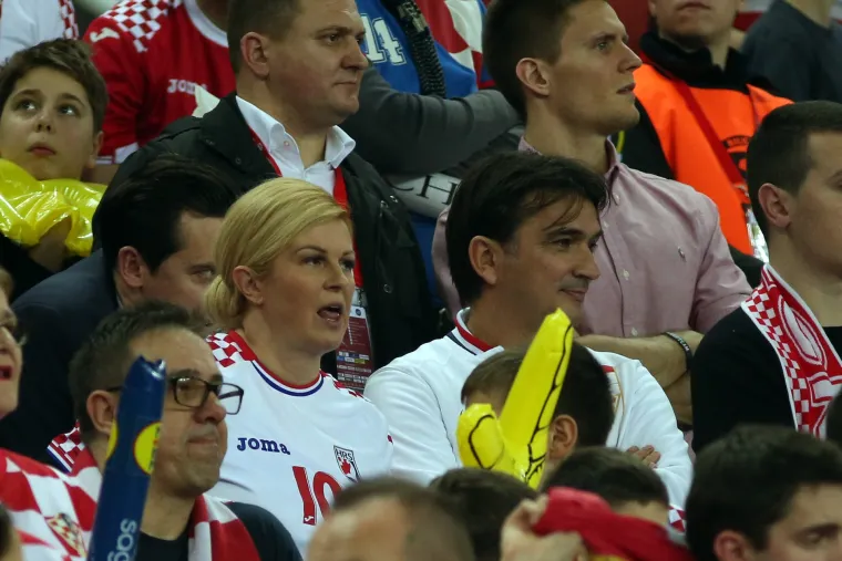 Predsjednica Kolinda Grabar-Kitarović i Zlatko Dalić s trbine bodrili hrvatske rukometa&scaron;e