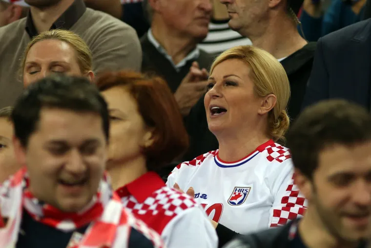 Predsjednica Kolinda Grabar-Kitarović i Zlatko Dalić s trbine bodrili hrvatske rukometa&scaron;e