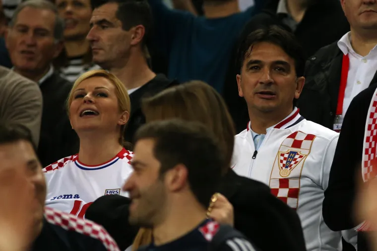 Predsjednica Kolinda Grabar-Kitarović i Zlatko Dalić s trbine bodrili hrvatske rukometa&scaron;e