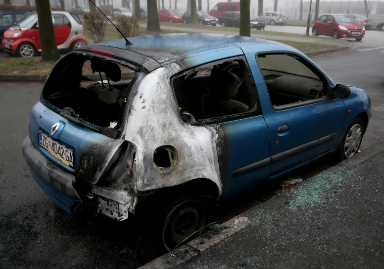Zagreb: tijekom noći u naselju Travno izgorio Renault clio
