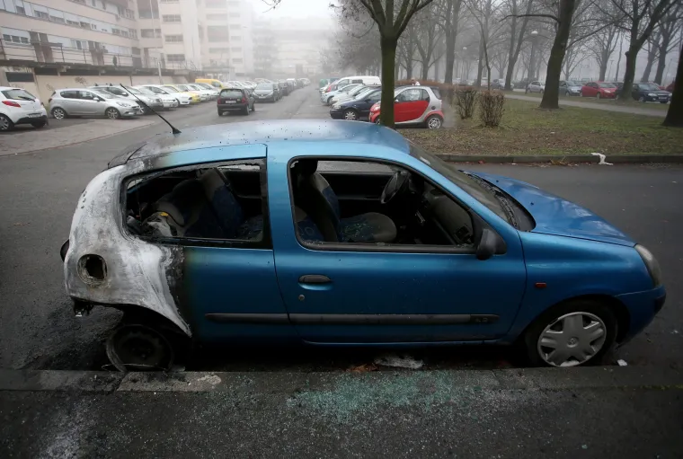 Zagreb: tijekom noći u naselju Travno izgorio Renault clio