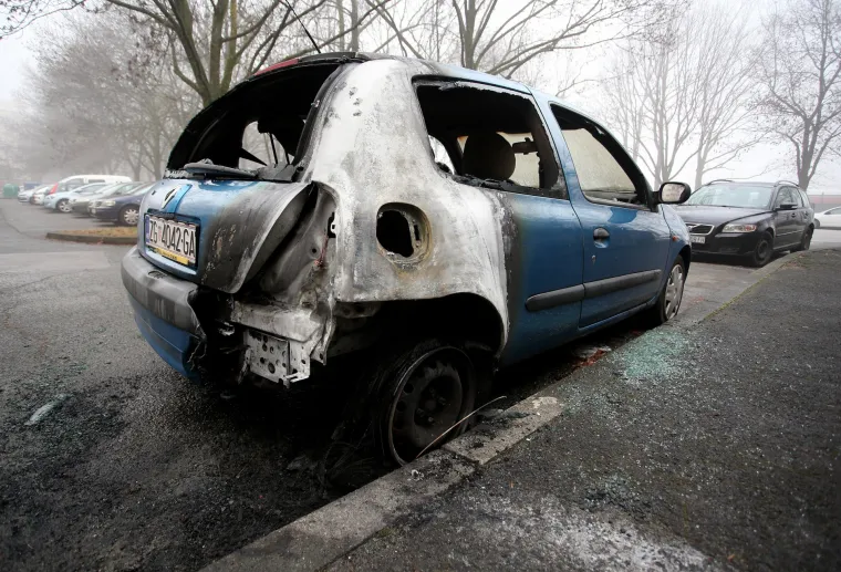 Zagreb: tijekom noći u naselju Travno izgorio Renault clio