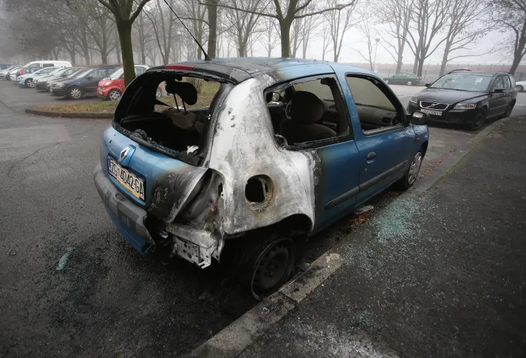 Zagreb: tijekom noći u naselju Travno izgorio Renault clio