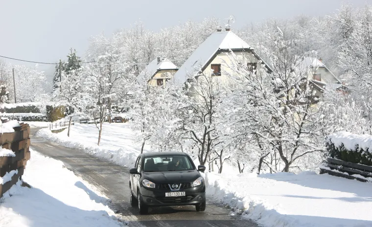 Plitvice i okolicu zabijelilo desetak centimetara snijega