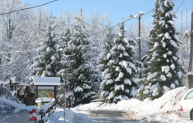 Plitvice i okolicu zabijelilo desetak centimetara snijega