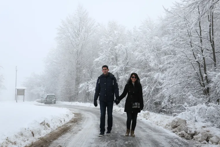 Plitvice i okolicu zabijelilo desetak centimetara snijega