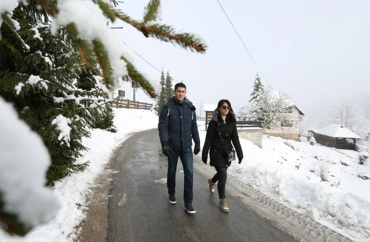 Plitvice i okolicu zabijelilo desetak centimetara snijega