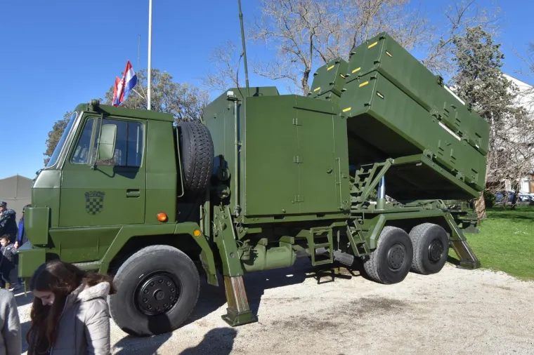 Otvorena izložba vojne opreme, oružja i vozila povodom obljetnice VRO Maslenica