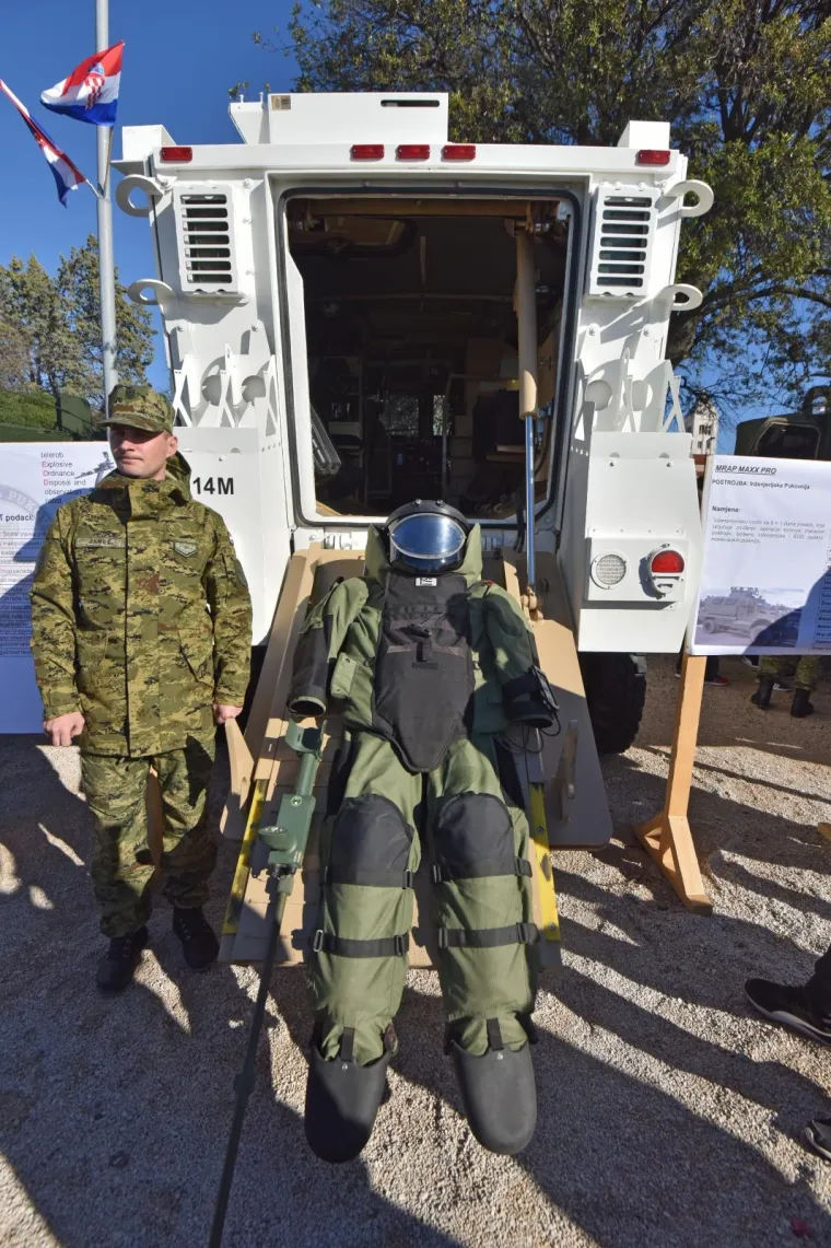Otvorena izložba vojne opreme, oružja i vozila povodom obljetnice VRO Maslenica