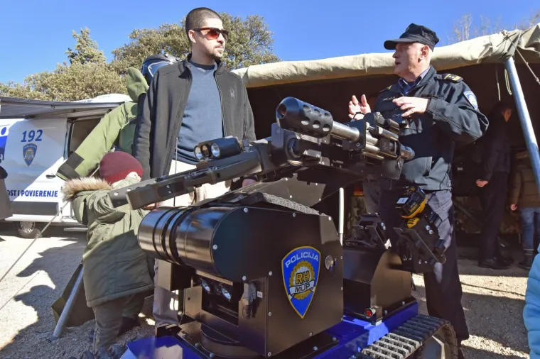 Otvorena izložba vojne opreme, oružja i vozila povodom obljetnice VRO Maslenica