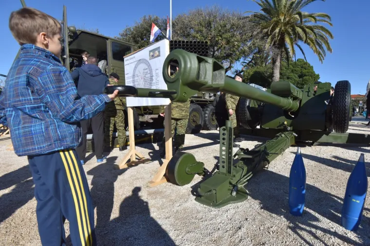 Otvorena izložba vojne opreme, oružja i vozila povodom obljetnice VRO Maslenica