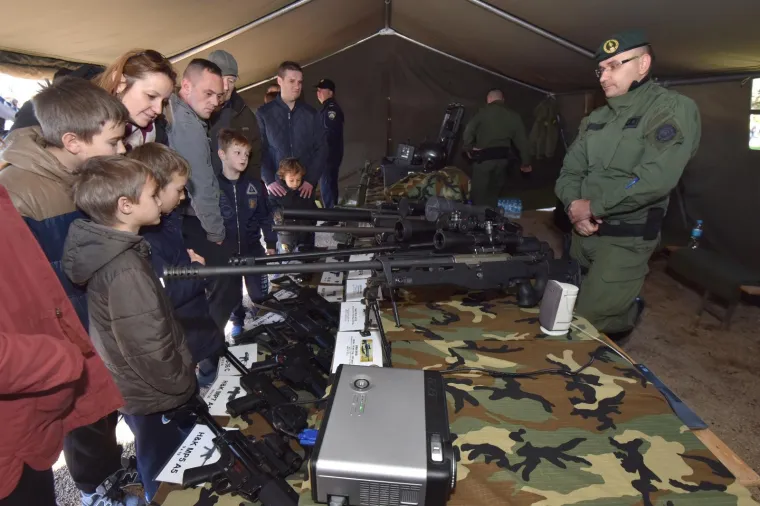 Otvorena izložba vojne opreme, oružja i vozila povodom obljetnice VRO Maslenica