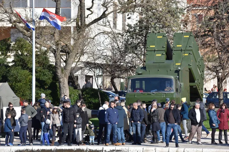 Otvorena izložba vojne opreme, oružja i vozila povodom obljetnice VRO Maslenica
