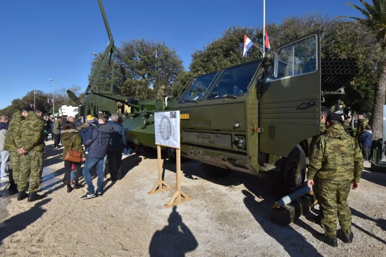 Otvorena izložba vojne opreme, oružja i vozila povodom obljetnice VRO Maslenica