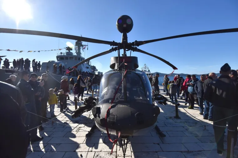Na zadarskoj rivi je otvorena izložba Hrvatske vojske s vojnom i tehničkom opremom, oružjem i vozilima. Izložba je dio proslave obljetnice VRO Maslenica. Izložba je otvorena do ponedjeljka, 22. siječnja.