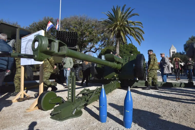Otvorena izložba vojne opreme, oružja i vozila povodom obljetnice VRO Maslenica