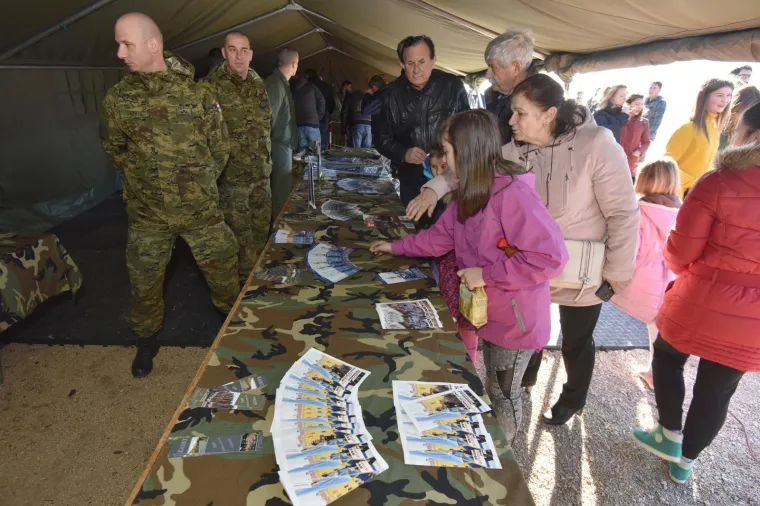 Otvorena izložba vojne opreme, oružja i vozila povodom obljetnice VRO Maslenica