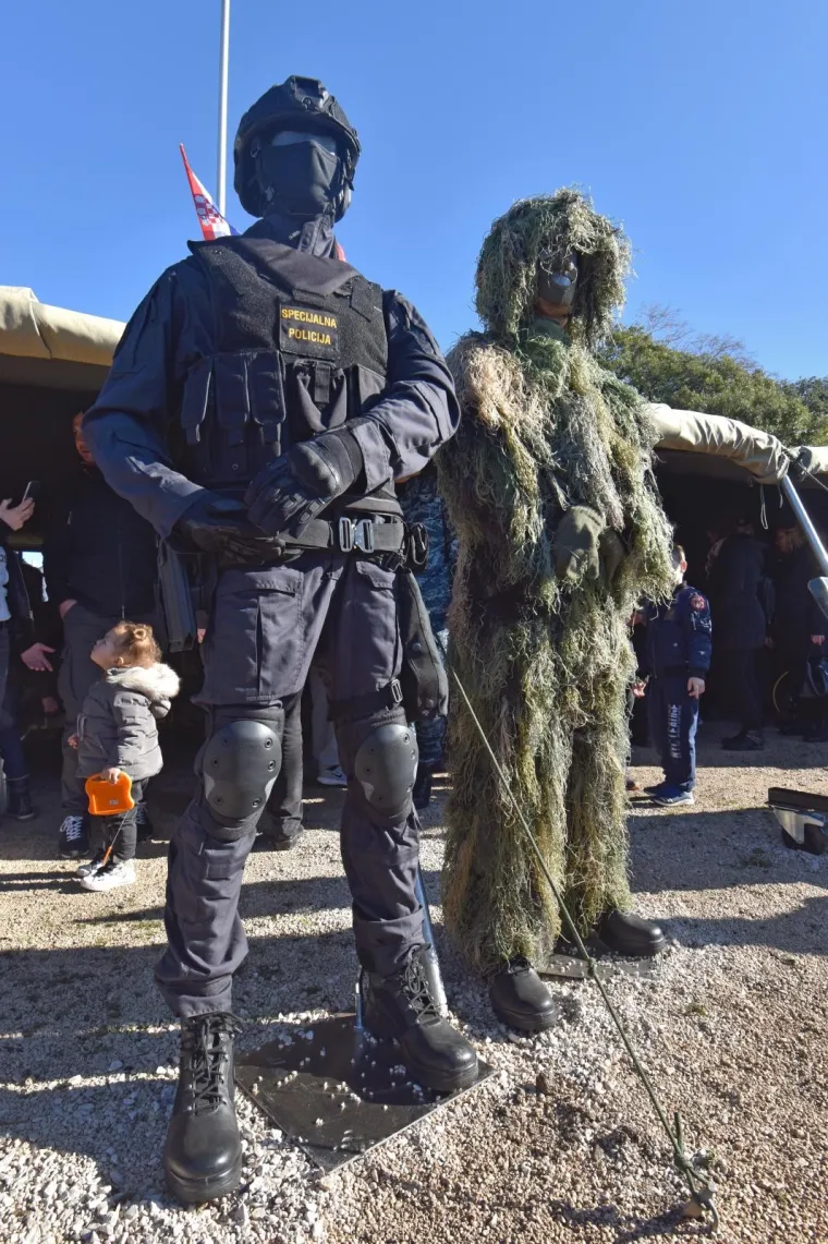 Otvorena izložba vojne opreme, oružja i vozila povodom obljetnice VRO Maslenica
