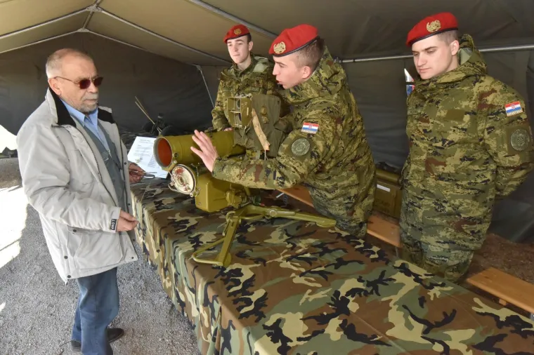 Otvorena izložba vojne opreme, oružja i vozila povodom obljetnice VRO Maslenica