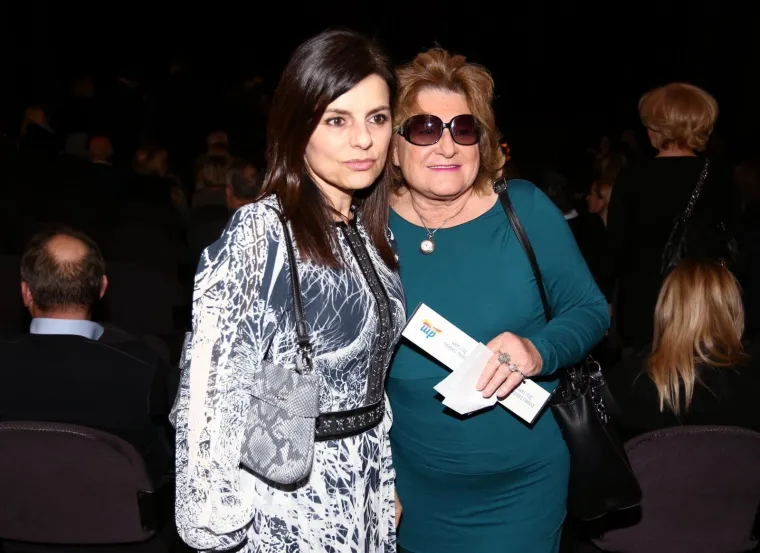 PREMIJERA PREDSTAVE OKUPILA BROJNE POZNATE: Jadranka Sloković 'isfurala' tinejdžerski komad i izdominirala