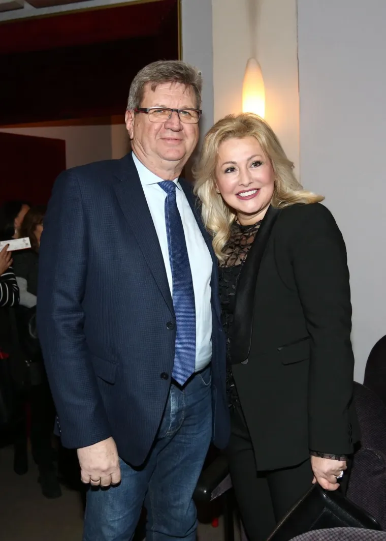 PREMIJERA PREDSTAVE OKUPILA BROJNE POZNATE: Jadranka Sloković 'isfurala' tinejdžerski komad i izdominirala