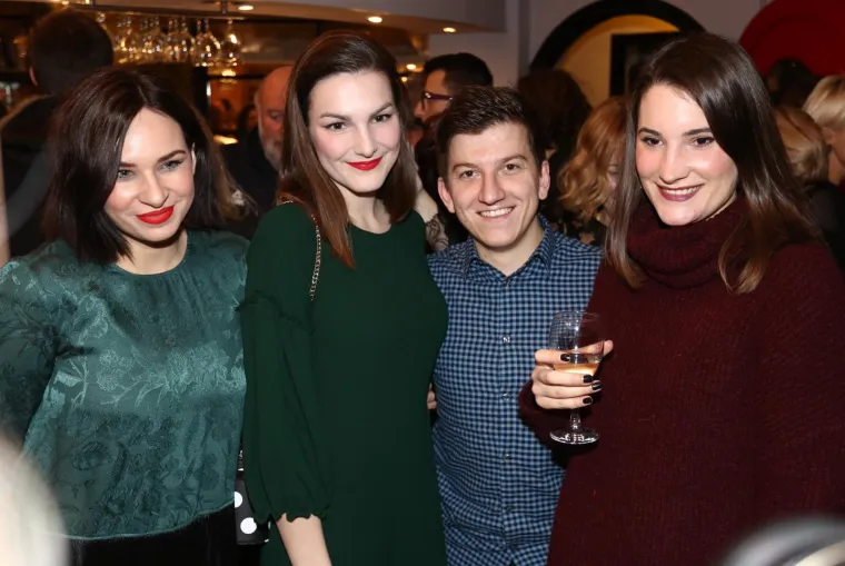 PREMIJERA PREDSTAVE OKUPILA BROJNE POZNATE: Jadranka Sloković 'isfurala' tinejdžerski komad i izdominirala