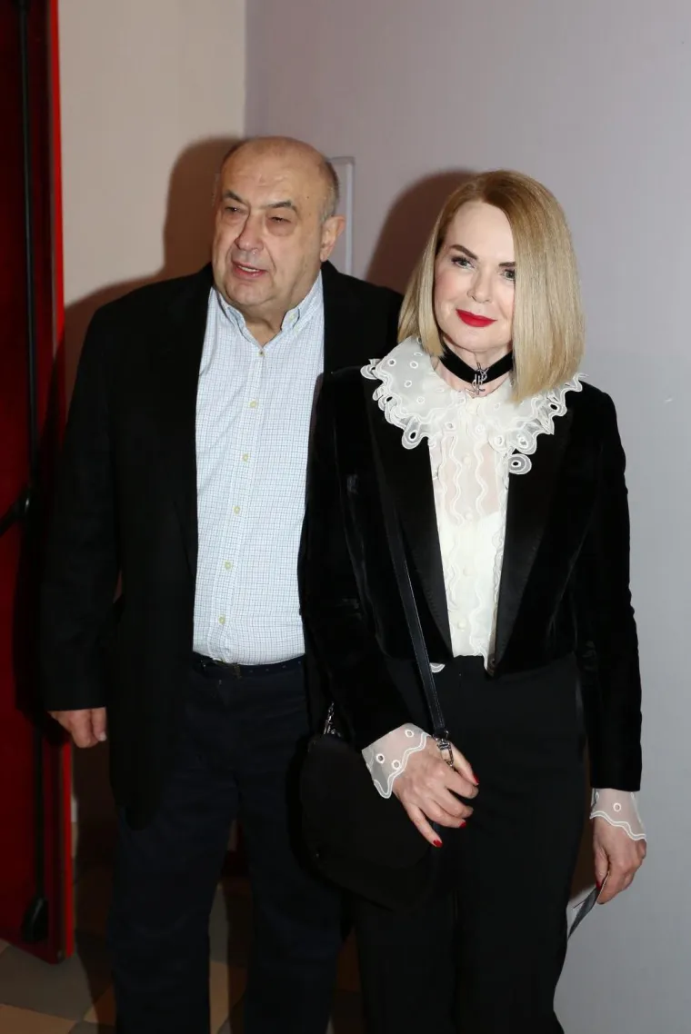 Sloković je odjenula odijelo i košulju s velikim ovratnikom, a pažnju je privlačila njena ogrlica, tzv. choker, vrlo popularna među mladima.