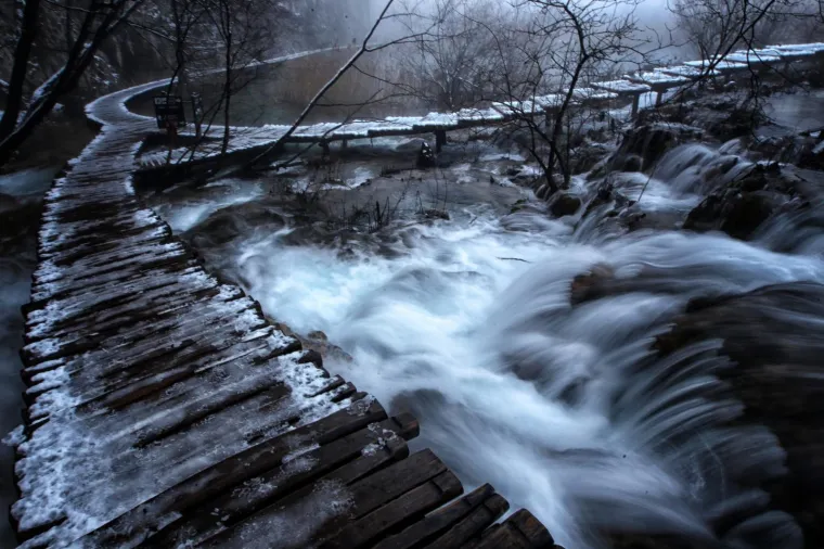 Nacionalni park Plitvička jezera zimi pružaju jednu sasvim drugu, umirujuću sliku, za razliku od ljetnih mjeseci i užurbanih turističkih posjeta. Pogledajte kako spokojno izgledaju kad na fotografijama nema niti jednog čovjeka.