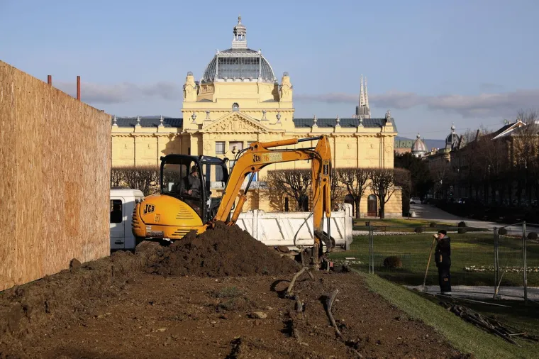 Nestaje zelenilo: nastavljeni radovi na uređenju platoa uz spomenik kralju Tomislavu