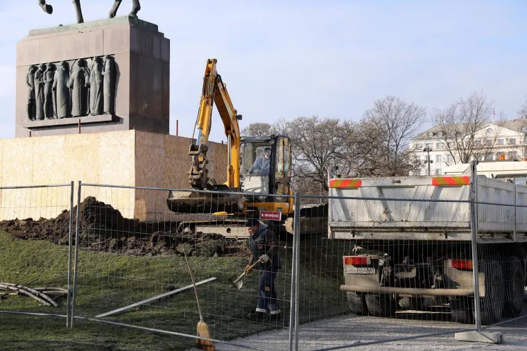 Nestaje zelenilo: nastavljeni radovi na uređenju platoa uz spomenik kralju Tomislavu